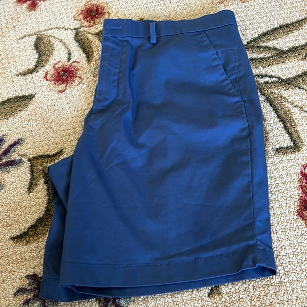 NWOT Mens Aiden Dress Short by Banana Republic waist 36 X 19” L Polyester blend